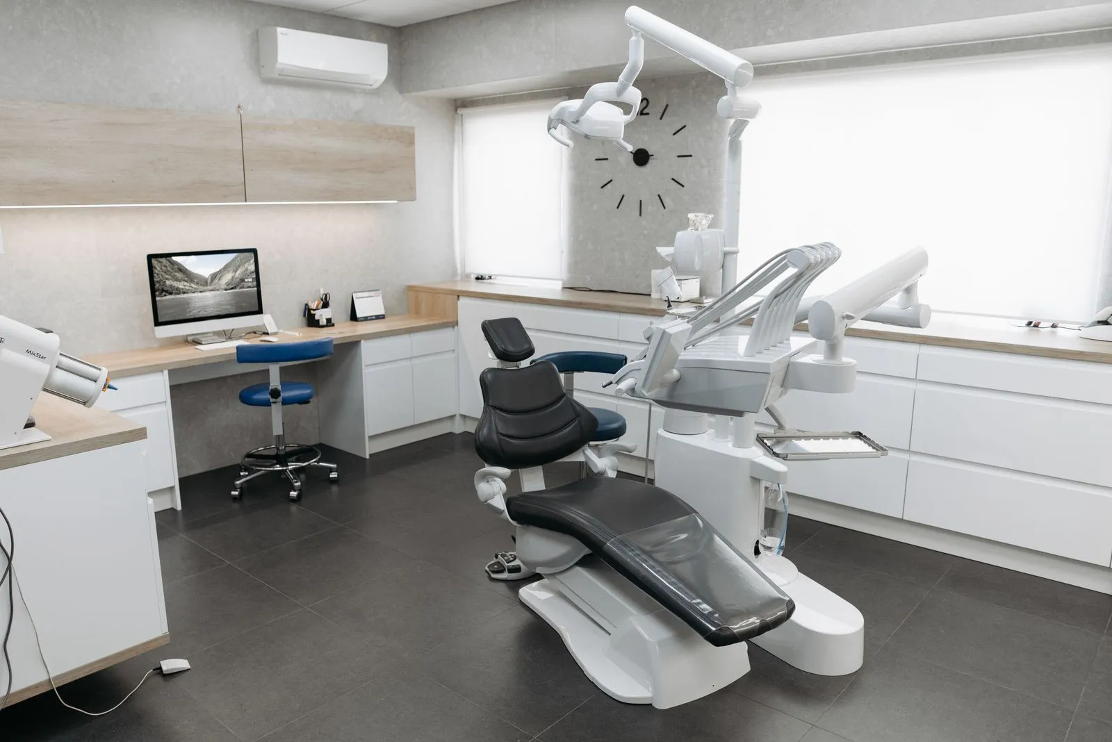 Gabinete dental moderno con sillón y lámpara de tratamiento