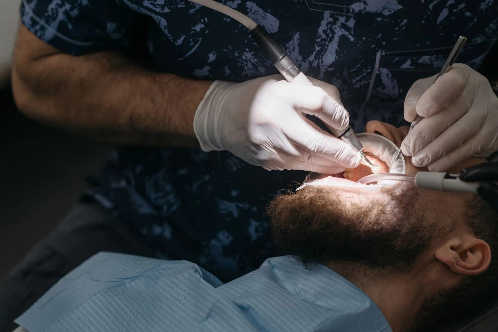 Dentista realizando un tratamiento dental con instrumental especializado