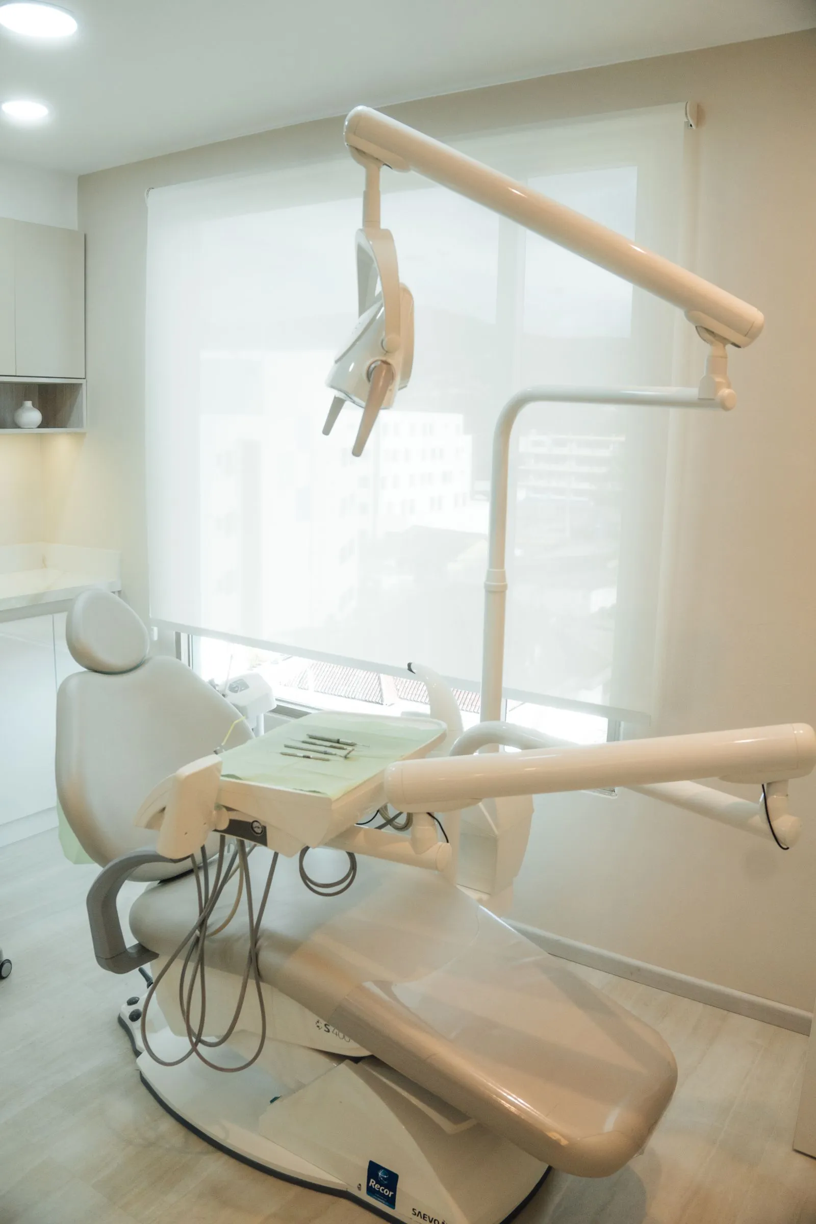 Sillón dental junto a una ventana en un gabinete clínico luminoso