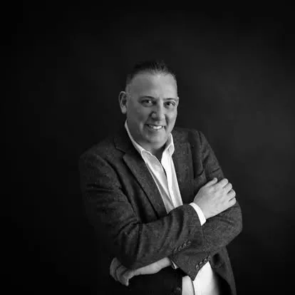 Retrato del Dr. Miguel Quevedo, director de la Clínica Dental Quevedo Bisonni